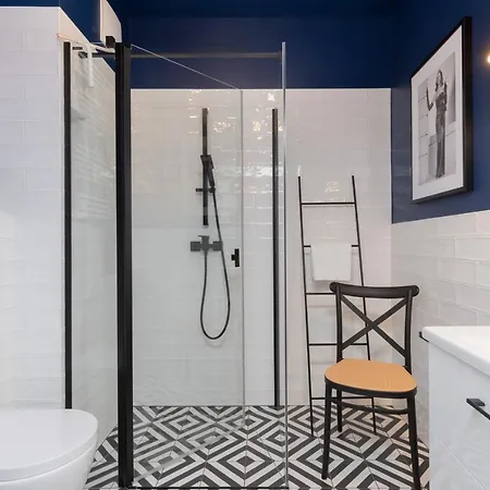 Stylish Atol With Free Parking In The Heart Of By Renters