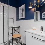 Apartmán Stylish Atol With Free Parking In The Heart Of By Renters