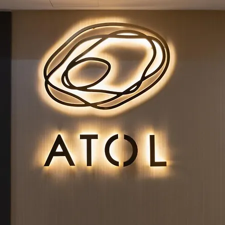 Stylish Atol With Free Parking In The Heart Of By Renters Apartmán